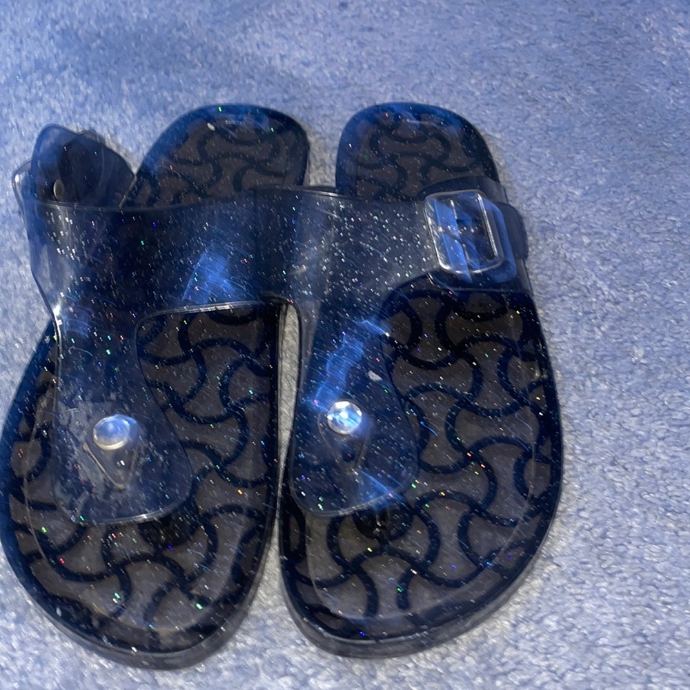 Am selling sandals they are black and silver